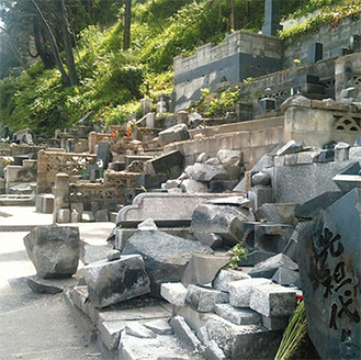 津波被害を受けた被災地の墓地（写真提供・遠野まごころネット）