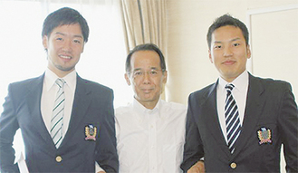 橋本さん（左）平野さん（右）中央は内野市長