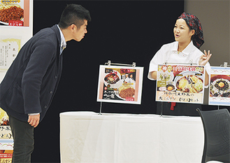 コンテストで商品を販売する石田さん（右）