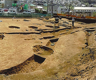古代の道路跡と縄文時代の竪穴住居跡が見つかった発掘現場〔海老名市提供〕