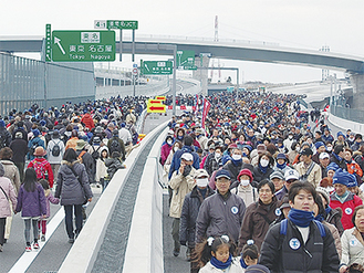５年前には１万３千人が参加し高速道を歩いた