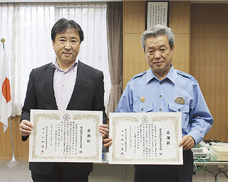 山口達夫署長（右）から渡された２枚の感謝状と共に表情を引き締める小野寺隆支店長（左）