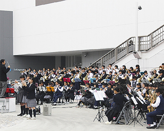 市内中学校の吹奏楽部などが式典を盛り上げた（写真・海老名市提供）