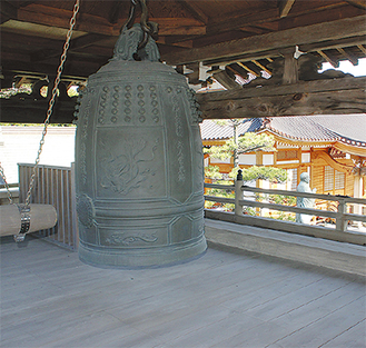 海源寺正門２階にある鐘