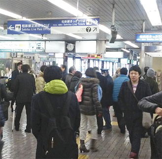 海老名駅改札で立ち往生する人も（18日午前９時撮影）