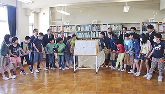 中新田小学校で行われた寄贈式の様子（海老名市提供）