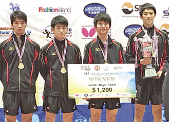 日本代表として活躍した、勝瀬出身の蛭田選手（中央左）