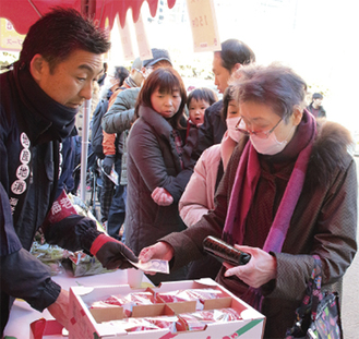 賑わう会場（昨年の様子・市提供）