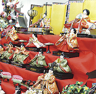 数種の雛人形が並ぶ（以前の様子）