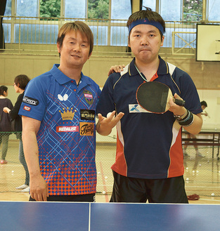 三田村宗明さん（左）と竹田隆選手