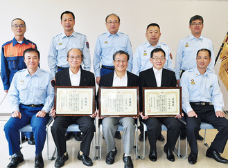 （前列左から）二見消防長、表彰された小森さん、中村さん、持田さん