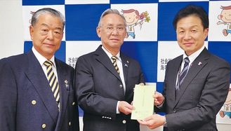 （左から）目録を手渡す滝田副会長と金指会長