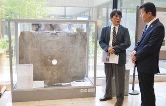 部品を前に話す橋本吉宣会長と大矢隆男さん（右から）