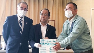 右から酒井覚社長、内野優海老名市長、伊藤文康教育長