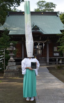 神社のキャラクター「ネギ禰宜」に扮した小島実和子さん