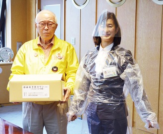 濱田代表（左）と寄贈品を試着した佐藤市長