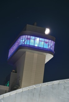 ブルーライトが灯された10階展望室手前は余熱還元施設の温水プール
