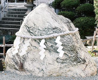 栗原神社の千引の石（ちびきのいわ）