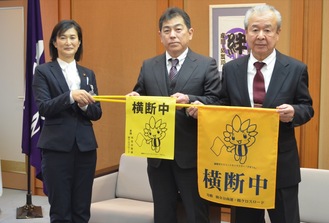 （右から）高橋秀年代表取締役、金谷智司代表取締役、佐藤市長