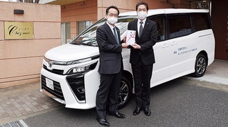 寄贈した福祉車両を披露する隅田支社長（左）と笠松施設長