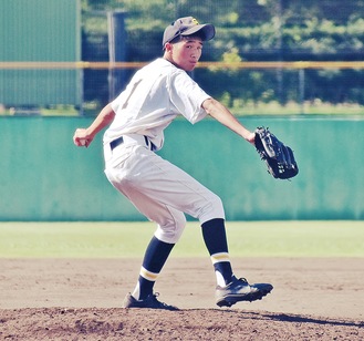 ４回裏に最後のマウンドに上がった相模向陽館の森投手＝横浜薬大スタジアム