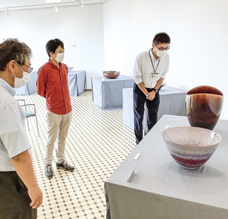 記念陶器展を開いた陶芸家の近藤圭さん（中央）