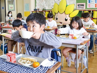 「ざまりん」と一緒に給食を食べる中原小学校の児童