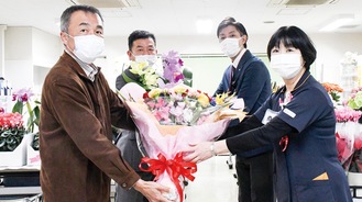 海老名総合病院へ温室部会から花の寄贈が行われた