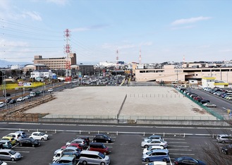 旧消防本部跡地の更地と綾瀬タウンヒルズ（右奥まで）中央左奥は綾瀬市役所　＝文化会館屋上から撮影