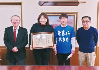 左から 唐池学園の鶴飼理事長、高座豚手造りハムの志澤社長、貴志園の塚原さん、冨岡園長＝唐池学園提供