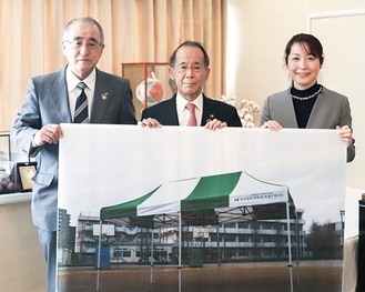 左から伊藤教育長、内野市長、高橋久美さん