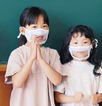 「スマイルマスク」を着用する幼稚部の子どもたち