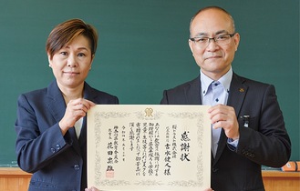 吉水智奈美さん（左）と花田教育長