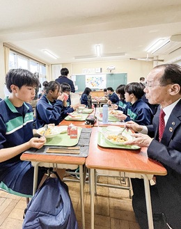 内野市長（右）を囲んで給食を楽しむ生徒ら