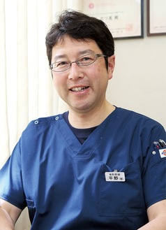 平野哲也院長：新潟大学卒。1998年に｢ひらの歯科医院｣を開業。入れ歯治療に特化し、様々な難症例に対応してきた