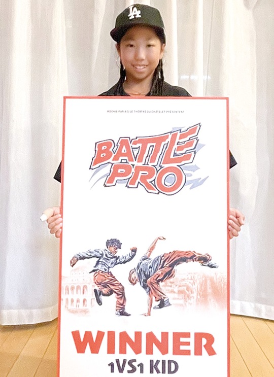 自宅に飾られた優勝パネルを手にする渡井さん