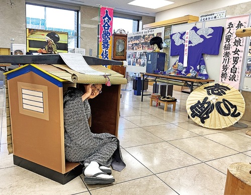 かごに座る役者