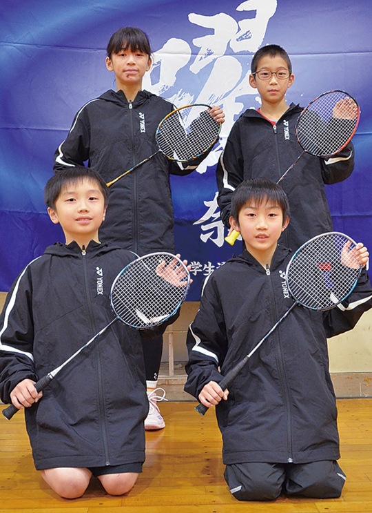 県代表メンバーに選ばれた前列右から岡村さん、定松さん、後列右から北村さん、田中さん