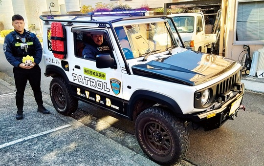 守屋朋龍さん（左）と、運転する父の朗さん