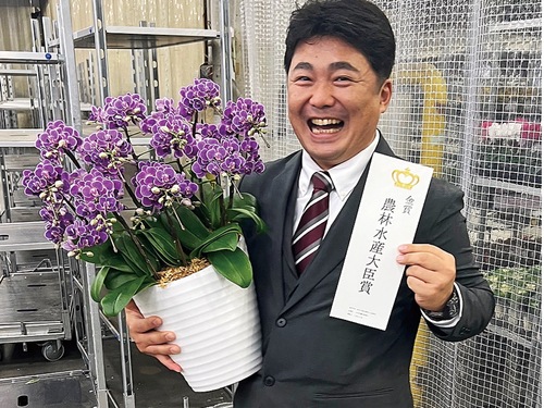 受賞花を腕に抱える加藤さん＝本人提供