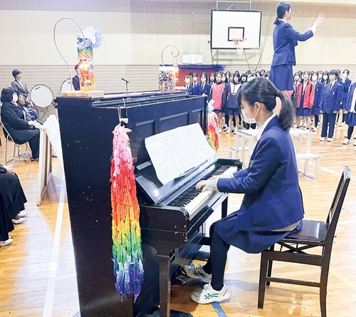 爆風の傷が残るピアノ