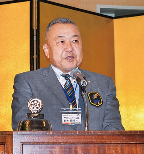 あいさつする鈴木ガバナー補佐