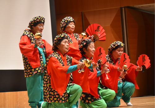 大黒天にちなむ鮮やかな衣装が印象的