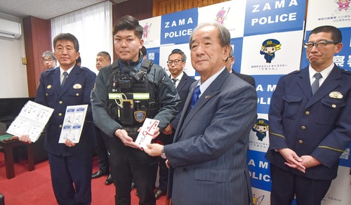 ざまパトに寄贈する有山会長