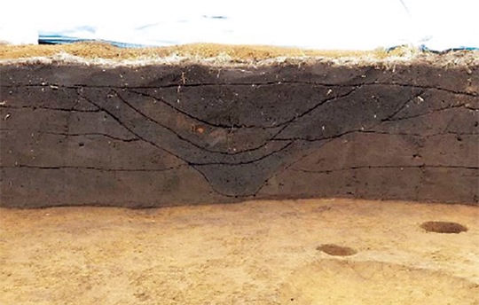 Ｖ字になって現れた溝（＝綾瀬市生涯学習課提供）