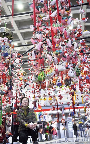 色とりどりの飾りがつるされている