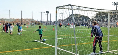 シュート練習する参加者＝綾瀬市提供