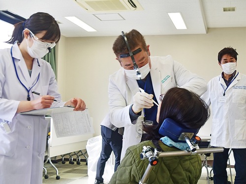 「健康を願う市民の方々の気持ちに応えたい」と診察にあたった鈴木仙一医師