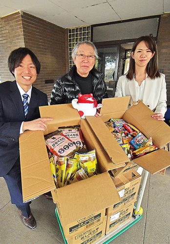 鶴飼理事長（中央）と同店関係者