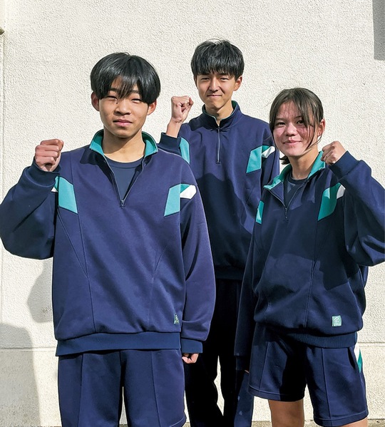 県選抜チームのメンバーに選出された（左から）今枝さん、角谷さん、グレアムさん